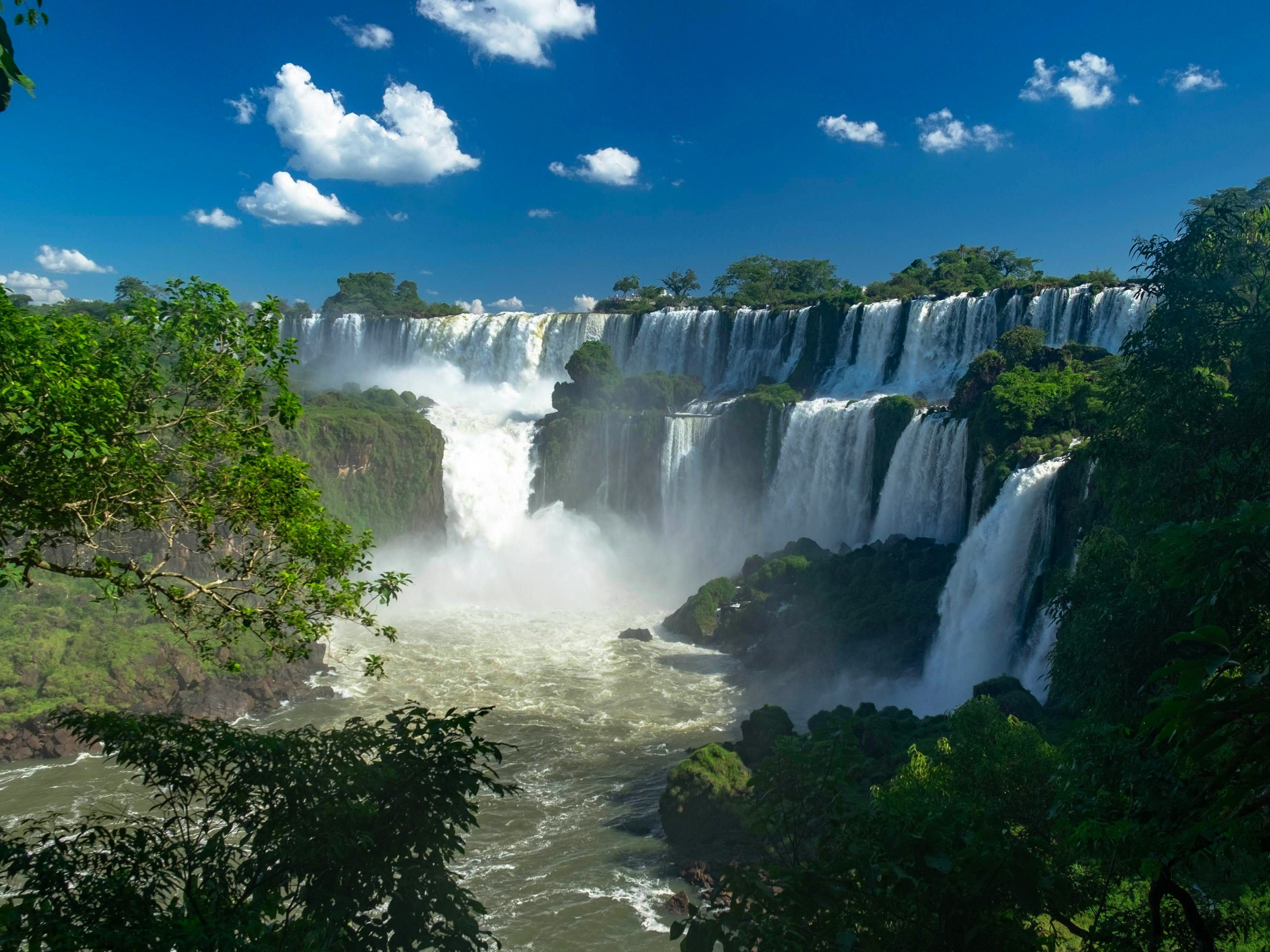 Iguazú Falls: Argentine side or Brazilian side?